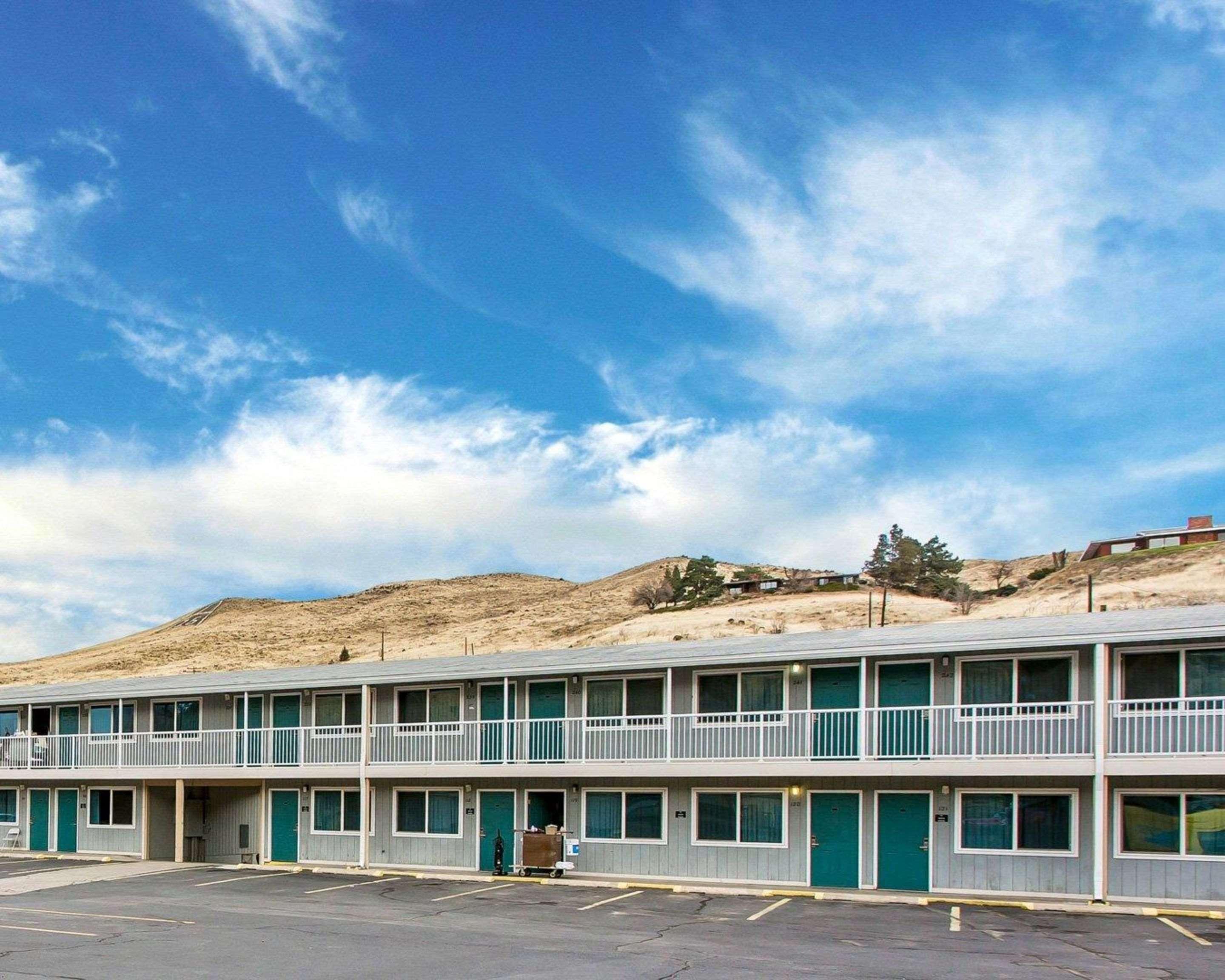 Rodeway Inn & Suites Arlington Exterior photo