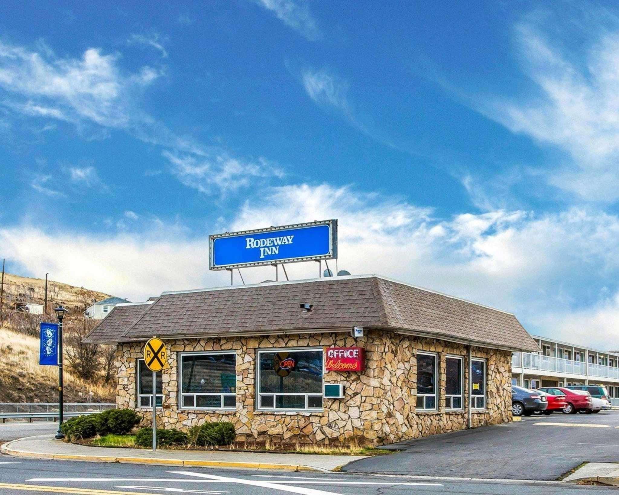 Rodeway Inn & Suites Arlington Exterior photo