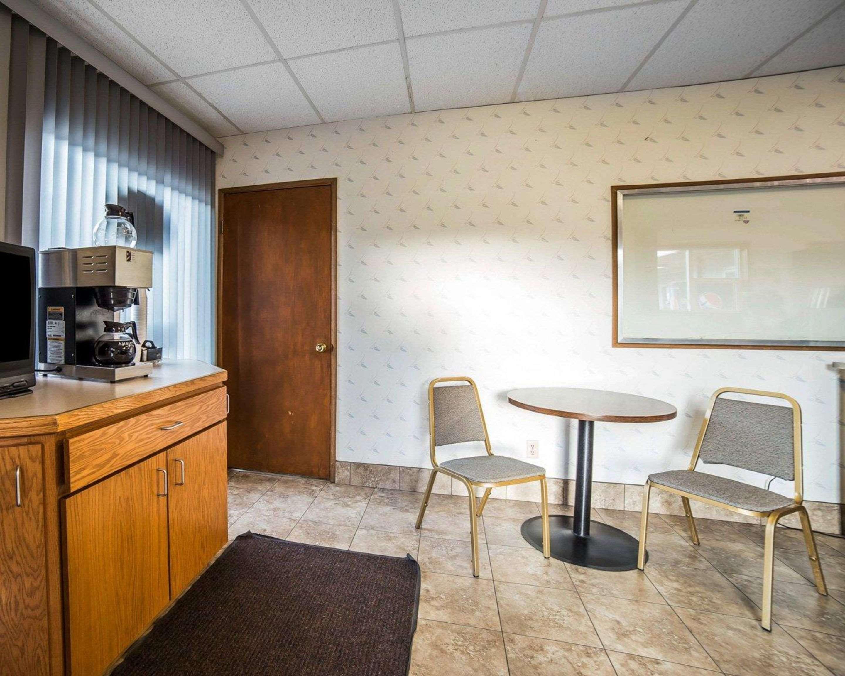 Rodeway Inn & Suites Arlington Exterior photo