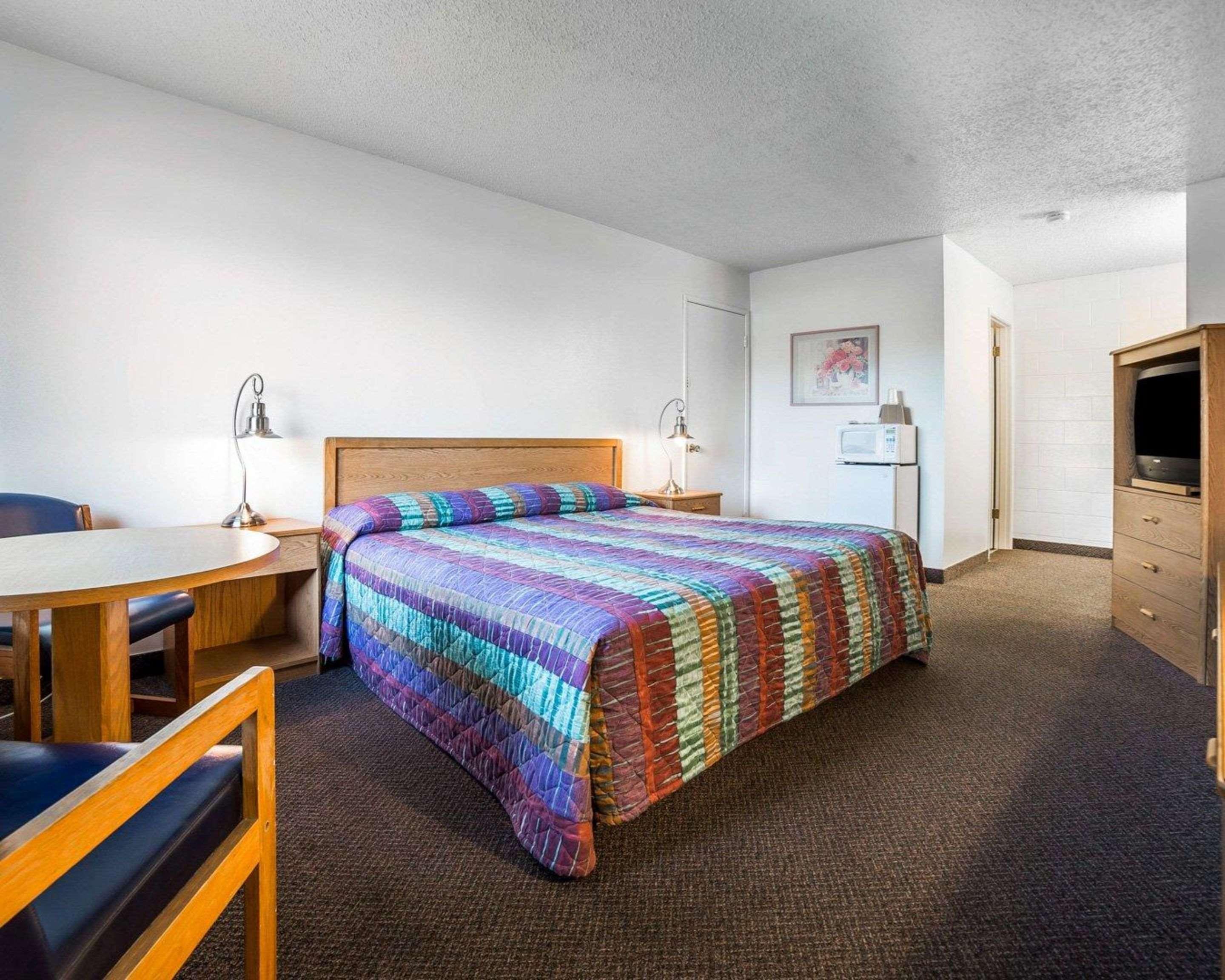 Rodeway Inn & Suites Arlington Exterior photo
