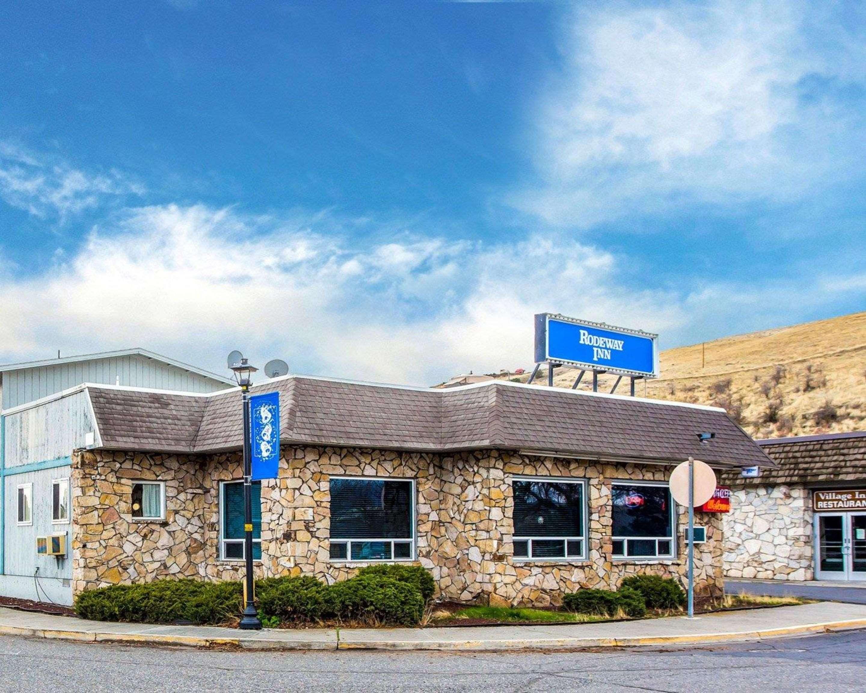 Rodeway Inn & Suites Arlington Exterior photo