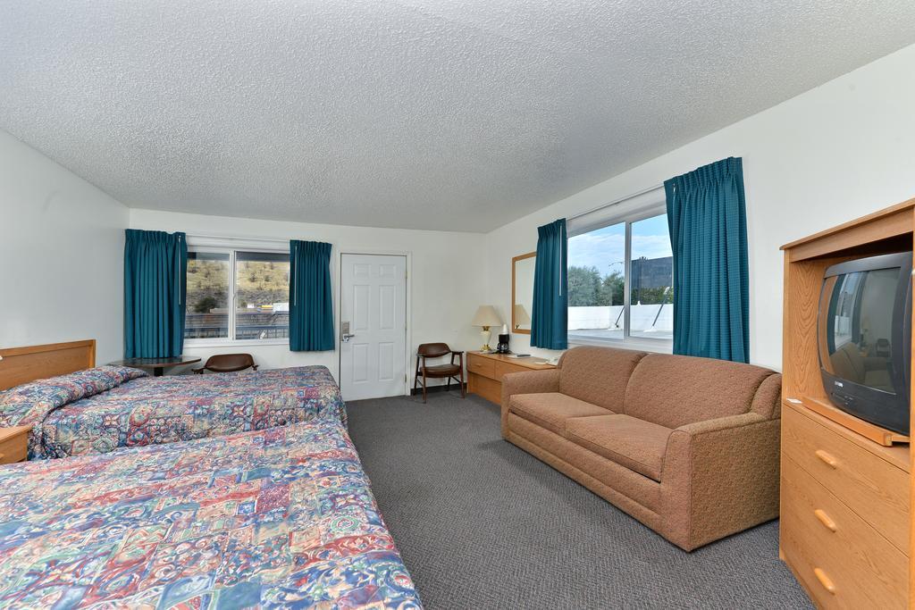 Rodeway Inn & Suites Arlington Exterior photo
