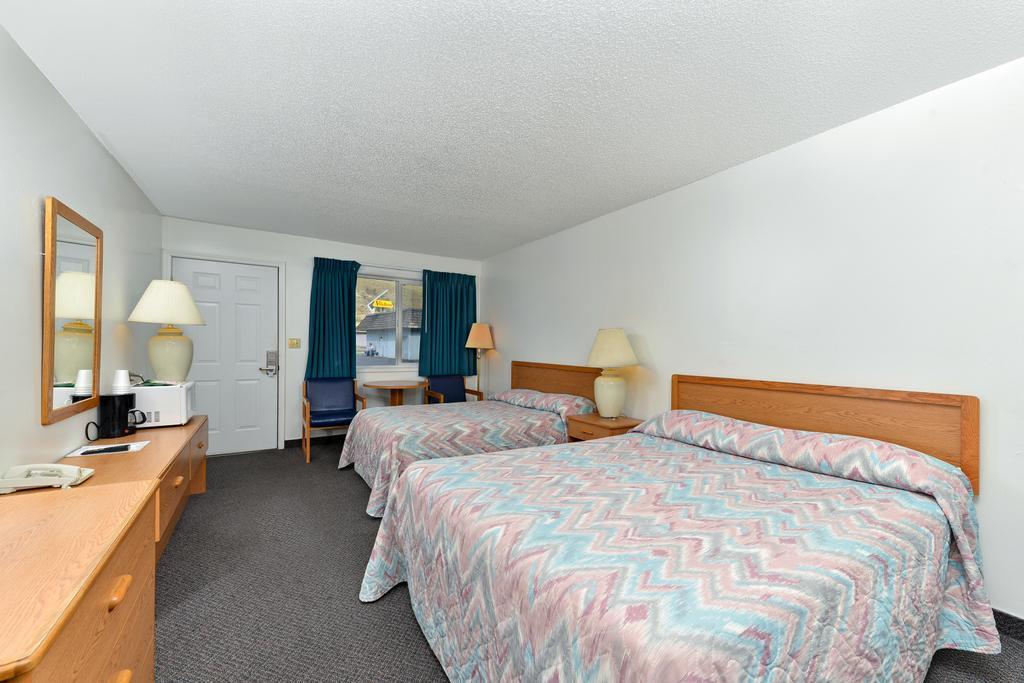 Rodeway Inn & Suites Arlington Exterior photo