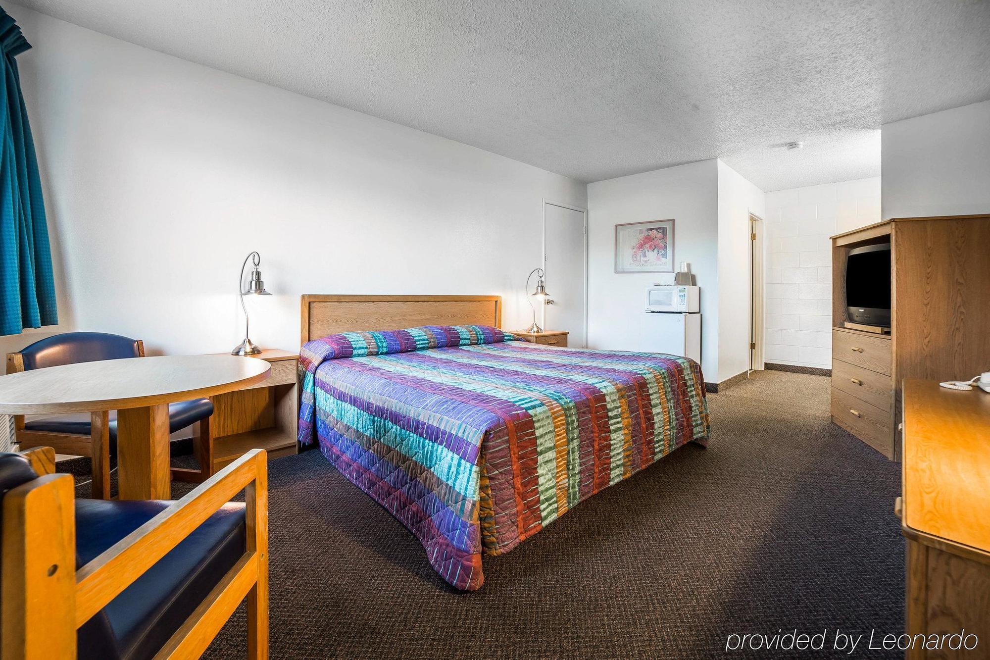 Rodeway Inn & Suites Arlington Exterior photo