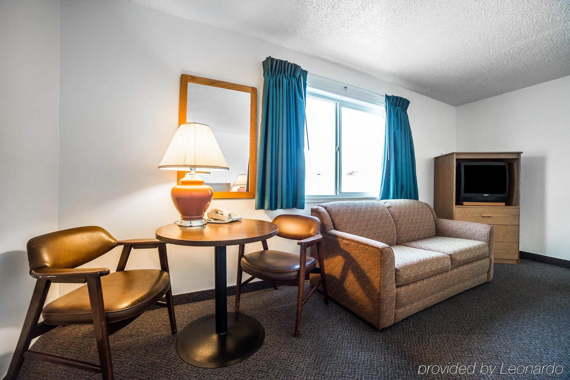Rodeway Inn & Suites Arlington Exterior photo