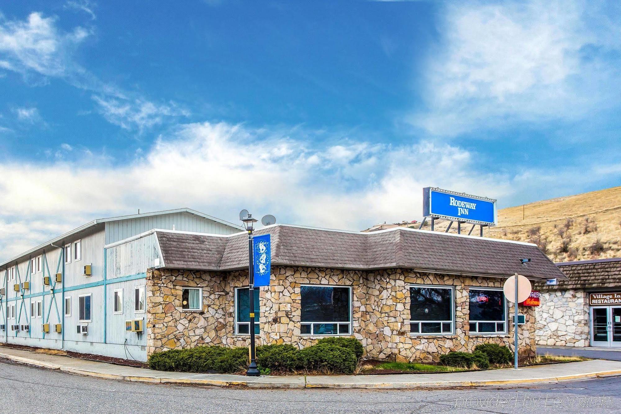 Rodeway Inn & Suites Arlington Exterior photo