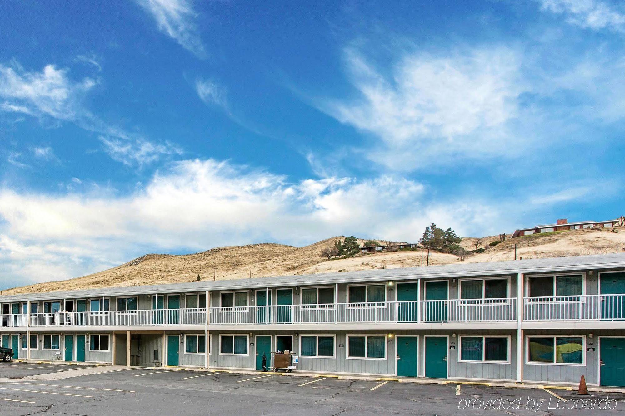 Rodeway Inn & Suites Arlington Exterior photo
